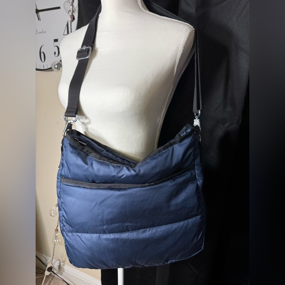 Pretty Rugged navy puffer bag crossbody adjustable for shoulder
Great condition - Picture 2 of 12
